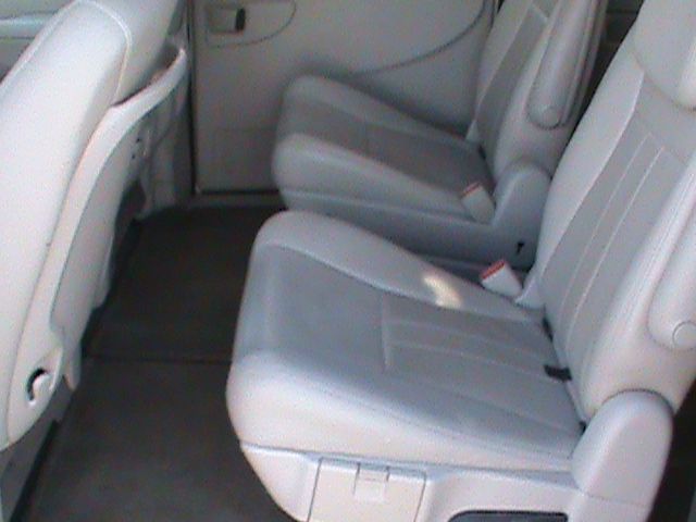 Chrysler Town and Country 2006 photo 3
