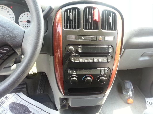 Chrysler Town and Country 2006 photo 1