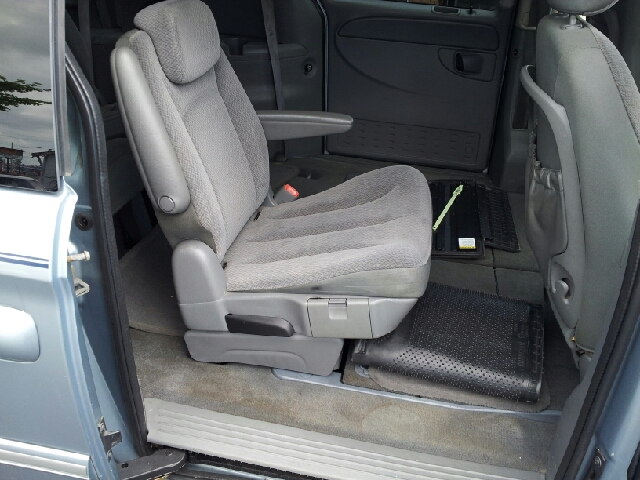 Chrysler Town and Country 2006 photo 2