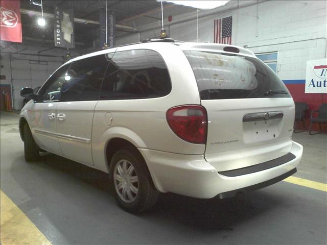 Chrysler Town and Country 2006 photo 2