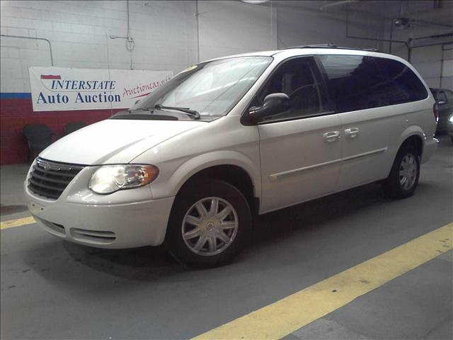 Chrysler Town and Country 2006 photo 3