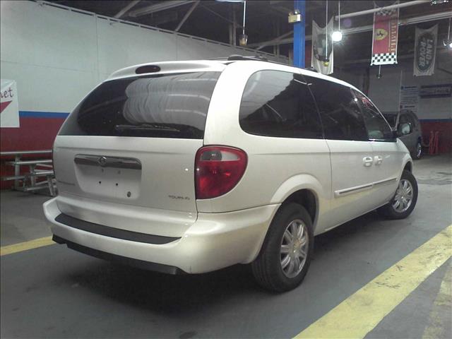 Chrysler Town and Country 2006 photo 4