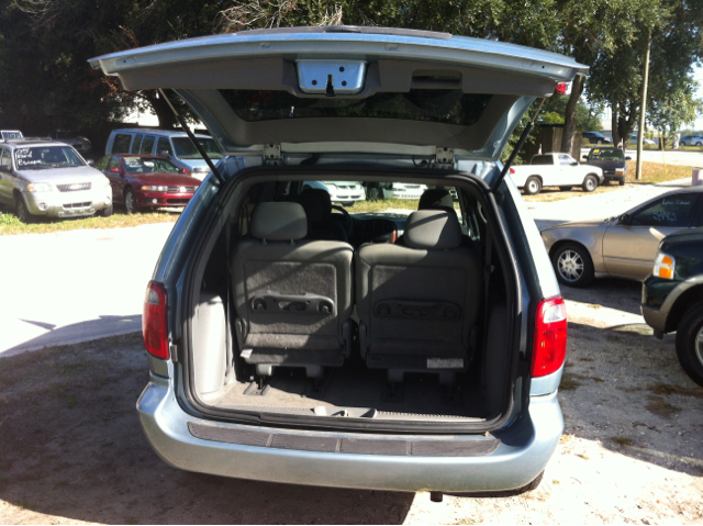 Chrysler Town and Country 2006 photo 1