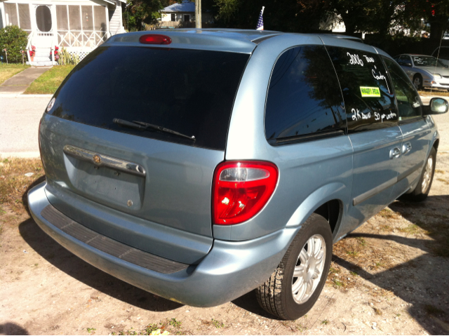 Chrysler Town and Country 2006 photo 3