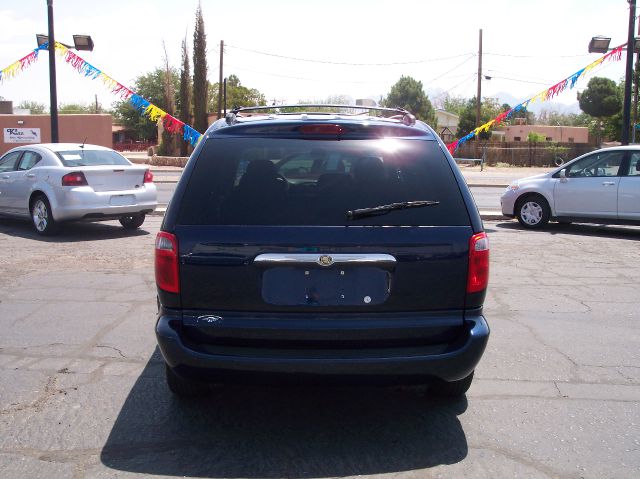 Chrysler Town and Country 2006 photo 1