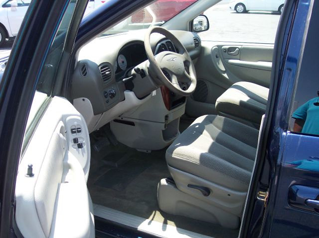 Chrysler Town and Country 2006 photo 3