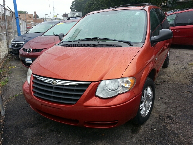 Chrysler Town and Country SLT 25 MiniVan