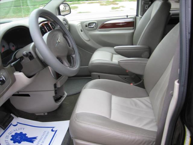 Chrysler Town and Country 2006 photo 1