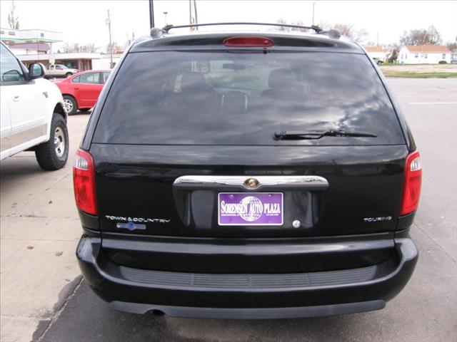 Chrysler Town and Country 2006 photo 2