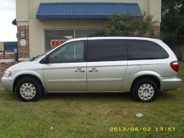 Chrysler Town and Country 2006 photo 1