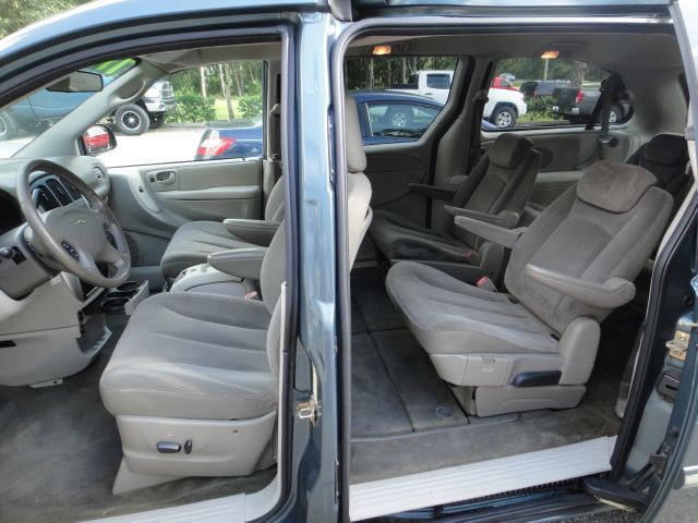 Chrysler Town and Country 2006 photo 2
