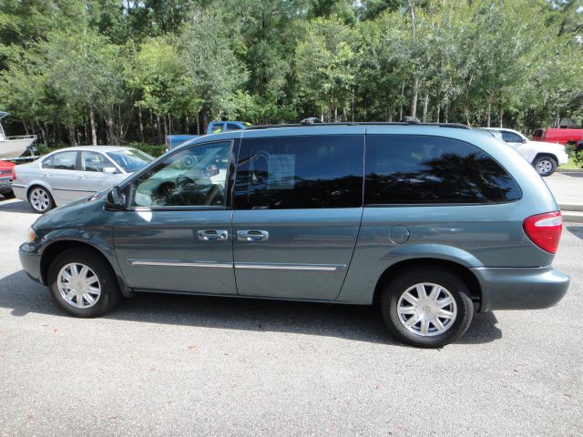 Chrysler Town and Country 2006 photo 3