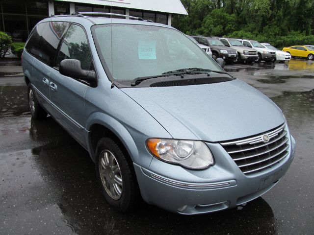 Chrysler Town and Country 2006 photo 1