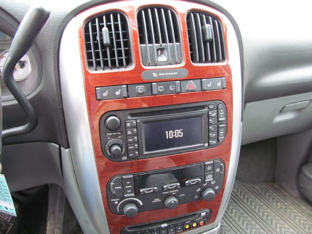 Chrysler Town and Country 2006 photo 2