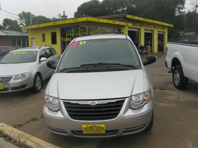 Chrysler Town and Country 2006 photo 2