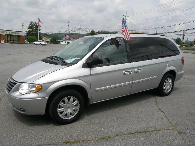 Chrysler Town and Country 2006 photo 0