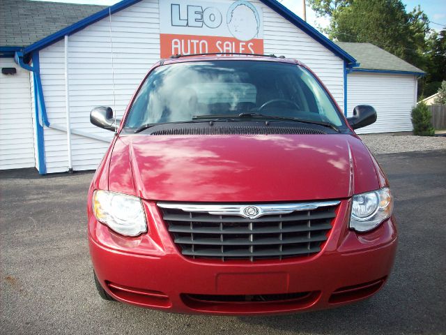 Chrysler Town and Country 2006 photo 1