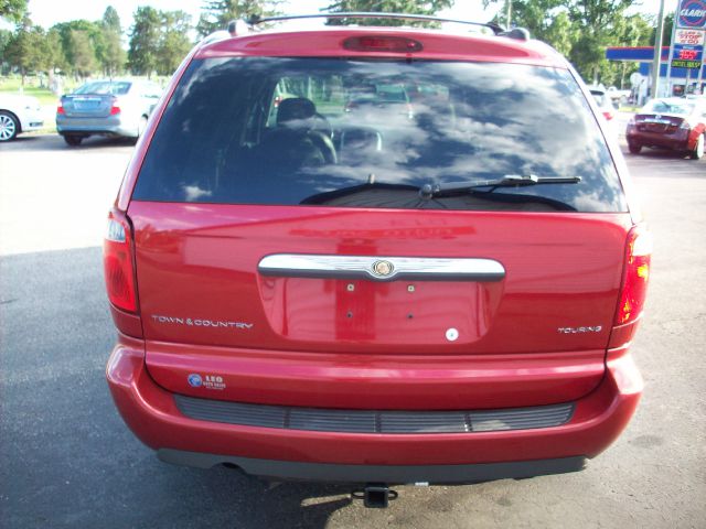 Chrysler Town and Country 2006 photo 2