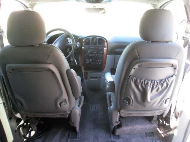 Chrysler Town and Country 2006 photo 3