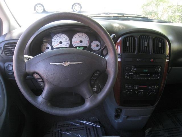 Chrysler Town and Country 2006 photo 4