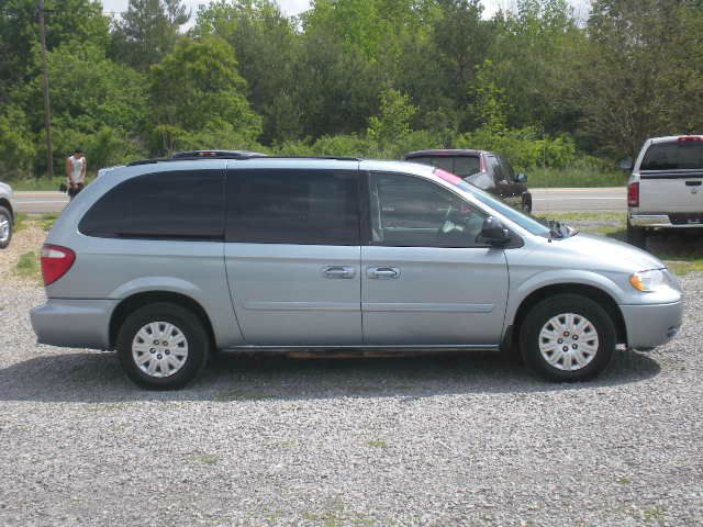 Chrysler Town and Country 2006 photo 2