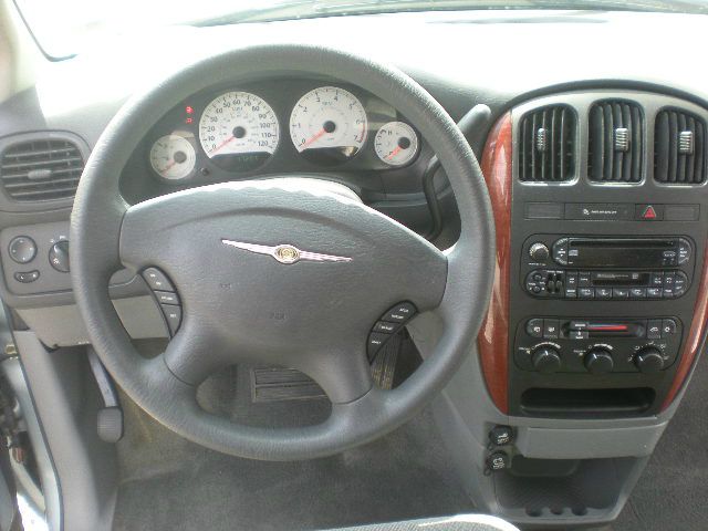 Chrysler Town and Country 2006 photo 27