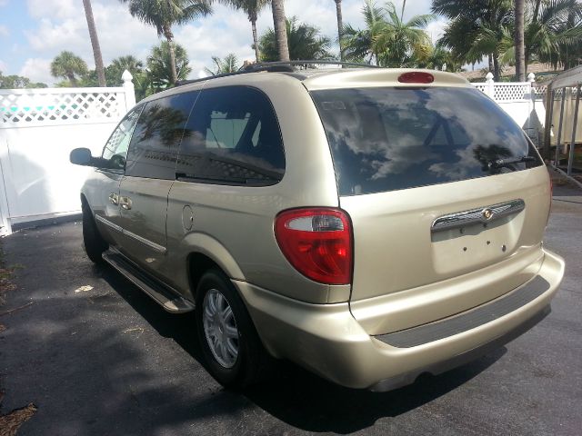 Chrysler Town and Country 2006 photo 3