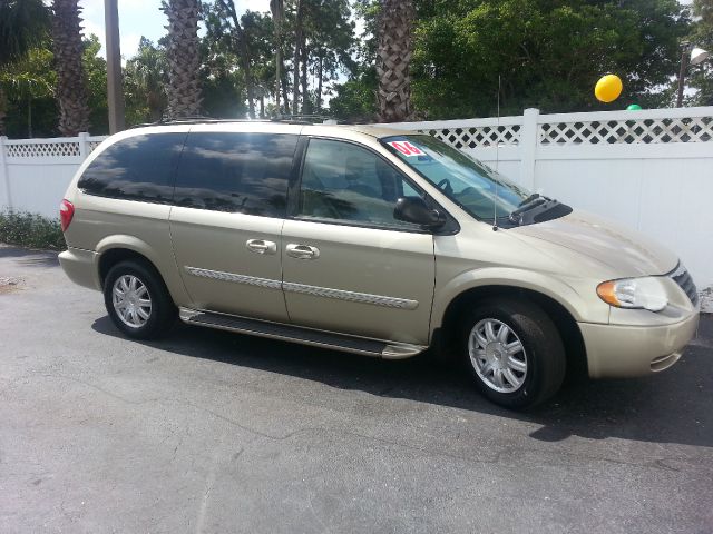 Chrysler Town and Country 2006 photo 5