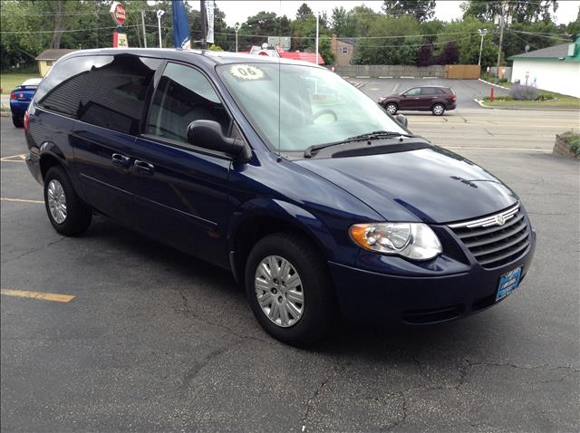Chrysler Town and Country 2006 photo 2