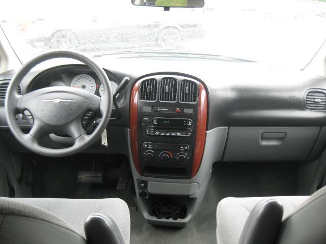 Chrysler Town and Country Laranie MiniVan