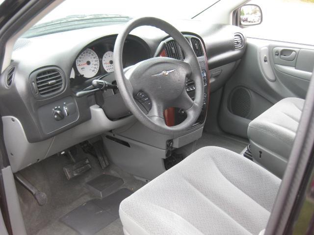 Chrysler Town and Country 2006 photo 12