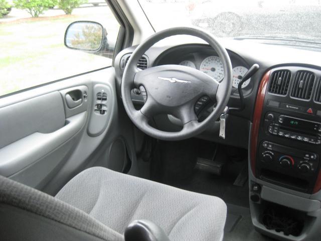 Chrysler Town and Country 2006 photo 14