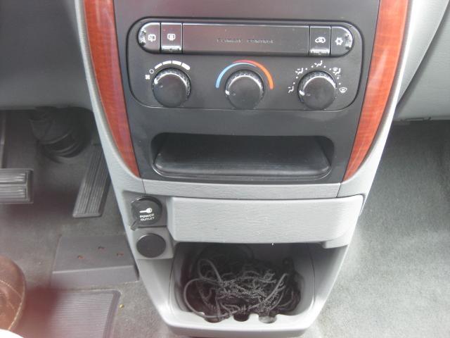 Chrysler Town and Country 2006 photo 16