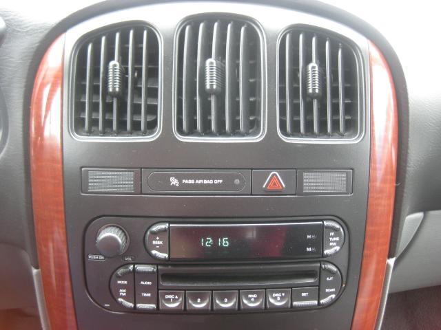 Chrysler Town and Country 2006 photo 18