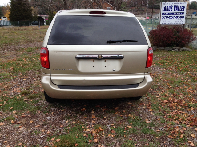 Chrysler Town and Country 2006 photo 4