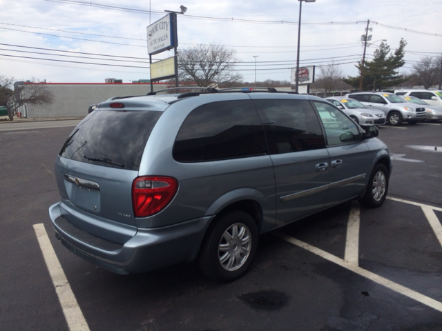 Chrysler Town and Country 2006 photo 2