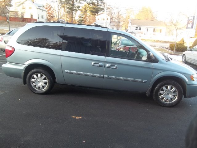 Chrysler Town and Country 2006 photo 1