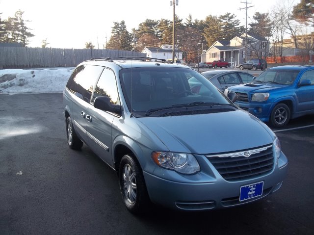 Chrysler Town and Country 2006 photo 2
