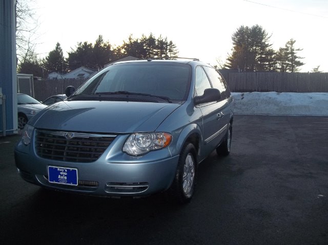 Chrysler Town and Country 2006 photo 3