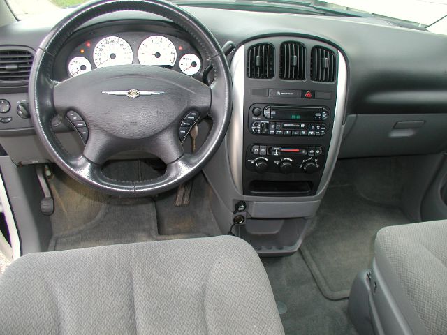 Chrysler Town and Country 2006 photo 1