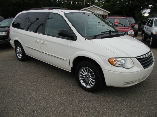 Chrysler Town and Country 2006 photo 2