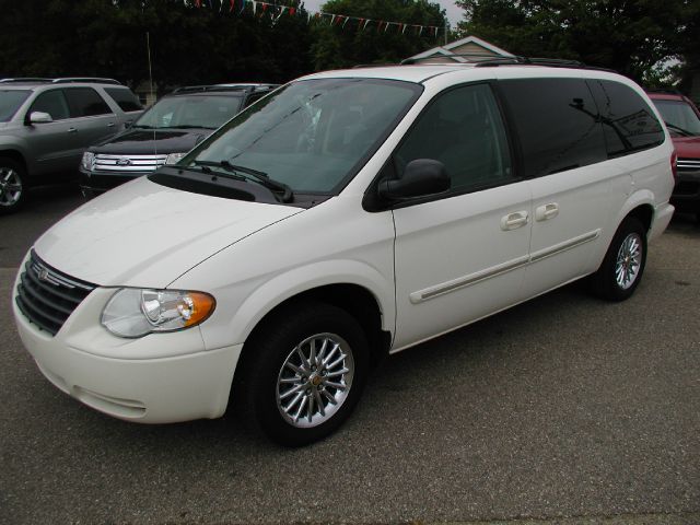 Chrysler Town and Country 2006 photo 3