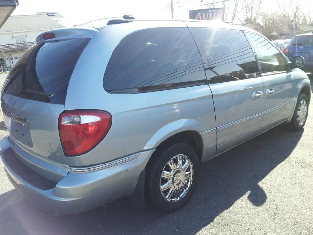 Chrysler Town and Country SLT 25 MiniVan