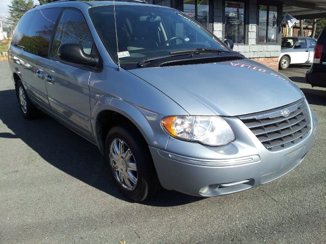 Chrysler Town and Country 2006 photo 1