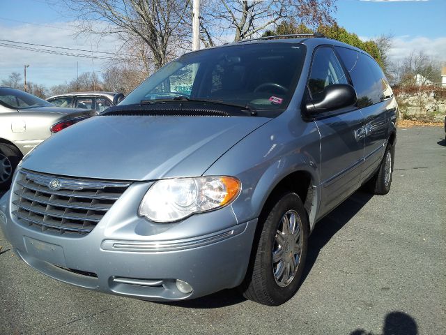 Chrysler Town and Country 2006 photo 3