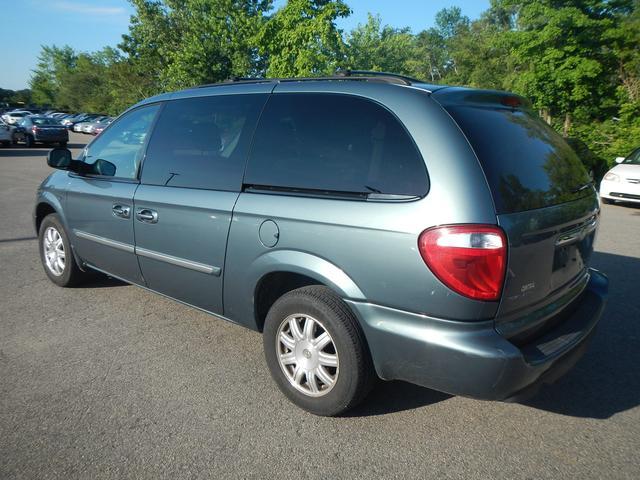 Chrysler Town and Country 2006 photo 3
