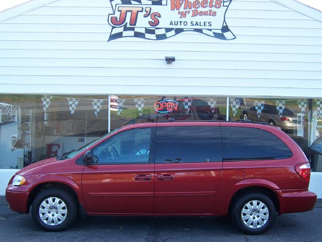 Chrysler Town and Country 2006 photo 2