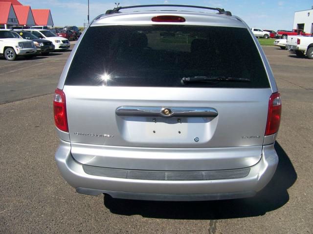 Chrysler Town and Country 2006 photo 2