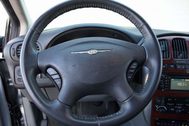Chrysler Town and Country 2006 photo 3