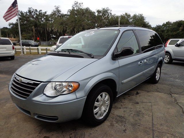 Chrysler Town and Country 2006 photo 1